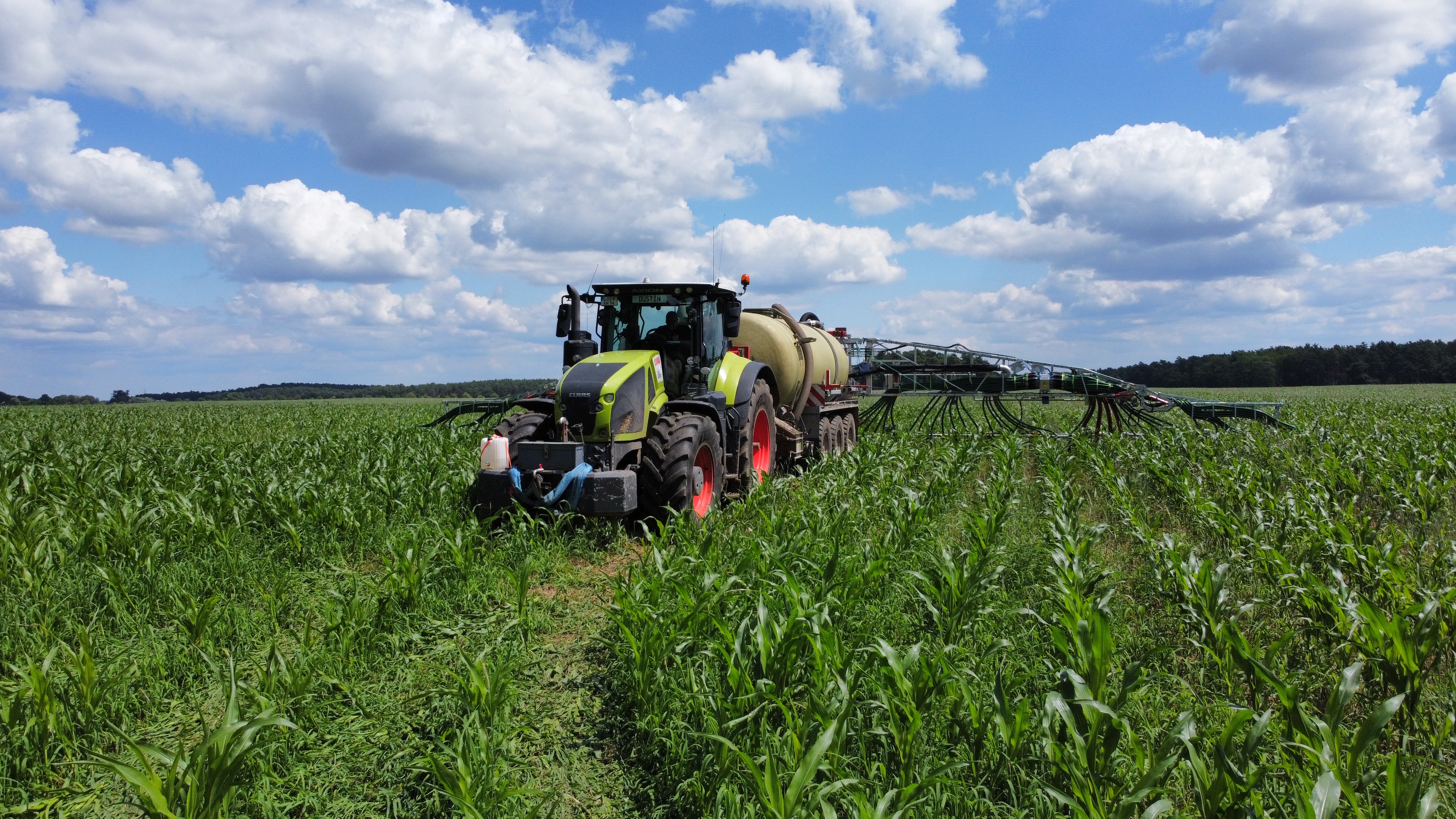 Claas Traktor mit Annaburger Fass uns 24m Gestänge
